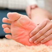 علت داغ شدن کف پا