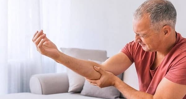 علت قفل شدن آرنج دست